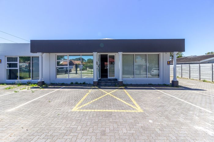 Retail space to rent in Walmer with five offices and ample parking.