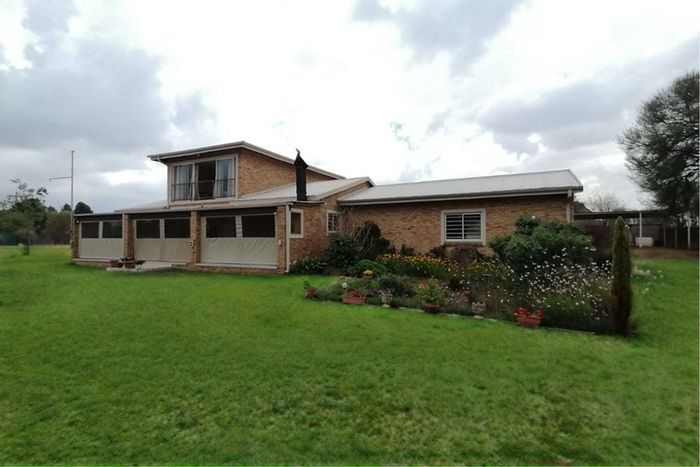 For Sale: House in Deneysville Central with security, spacious living, and outdoor amenities.