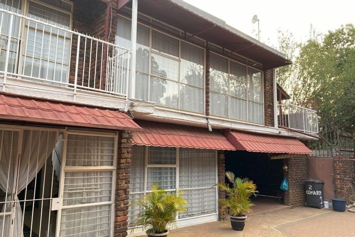 Hatfield Townhouse For Sale: Secure duplex near University and Gautrain station.