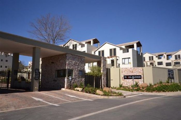 Lonehill Townhouse To Rent: 2 bedrooms, communal pool, secure estate living.