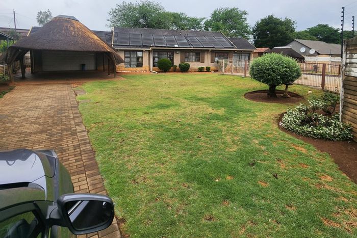 Lakefield House For Sale: 4 beds, pool, Braai Pit, garage, near amenities.