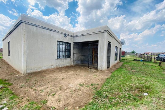 Zamdela House For Sale: 3 Bedrooms, ensuite, garage, near schools and shops.