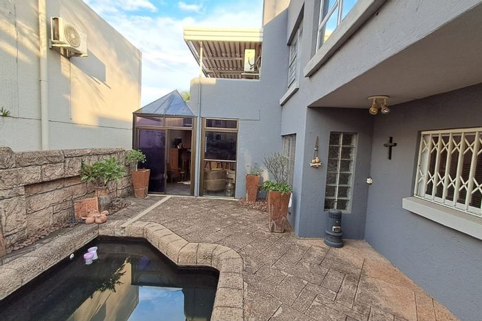 Eldoraigne House For Sale: 4 bedrooms, pool, spacious living, and double garage.