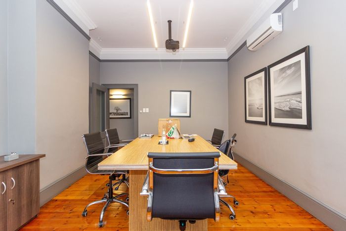 Walmer Office To Rent: Fully furnished, high-speed internet, backup power, secure parking.