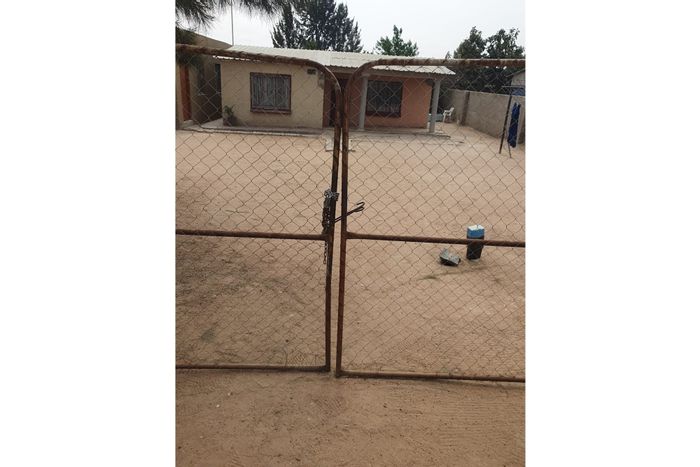 For Sale: House in Polokwane Ext 76, ideal for business or residential use.