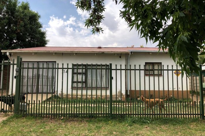 3-Bedroom House in Uitsig For Sale, near schools and essential amenities.