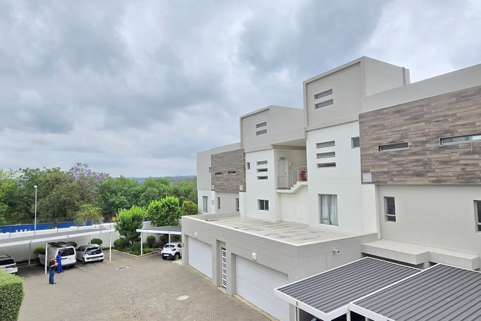 Bryanston Townhouse To Rent: Smart home, cottage, double garage, secure estate access.