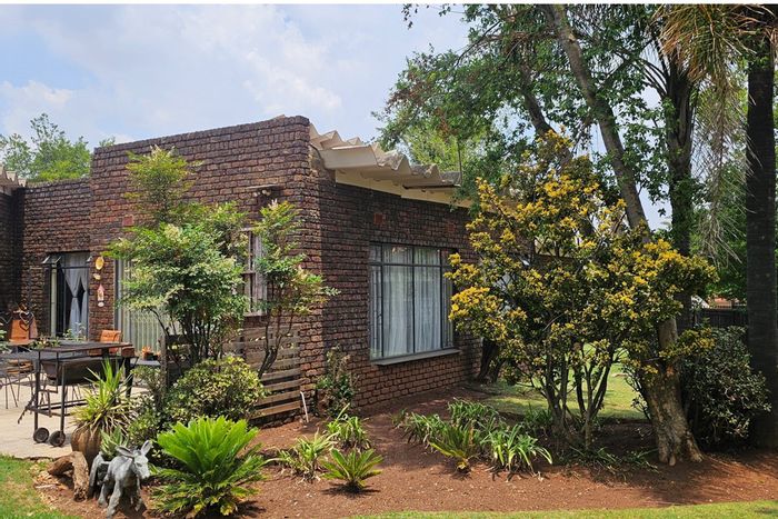 Kanonkop House For Sale: Spacious living, three bedrooms, secure parking, and outdoor space.