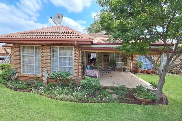 Doringkloof House For Sale: 3 bedrooms, double garage, garden, near shopping mall.