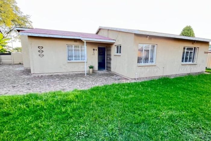 Minnebron House For Sale: 4 Bedrooms, open-plan living, large yard, covered parking.