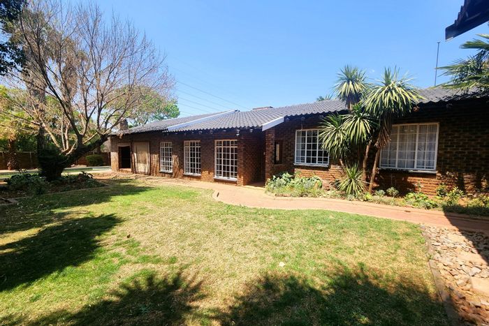 4 Bedroom House To Rent in Clubview with Pool, Braai Area, and Garages.