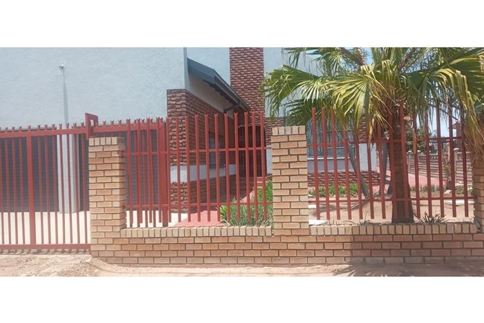 For Sale: House in Seshego with 3 bedrooms, double garage, and nearby amenities.