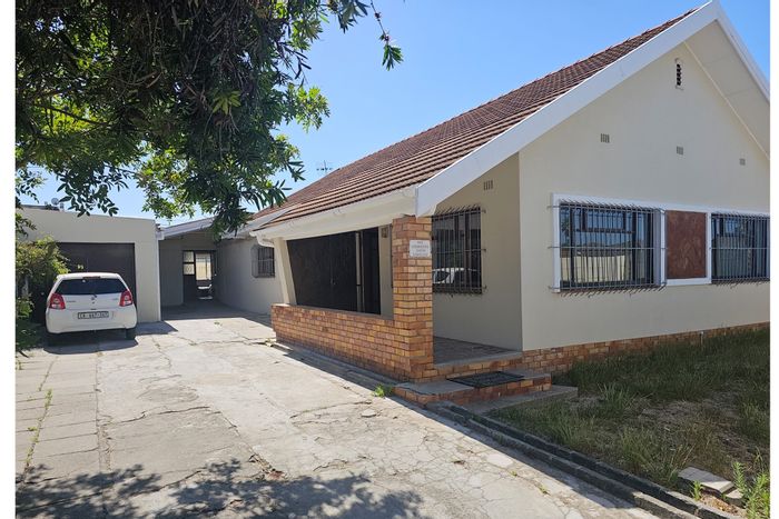 Glenlilly House For Sale: 4 bedrooms, flatlet, garage, outdoor braai area.