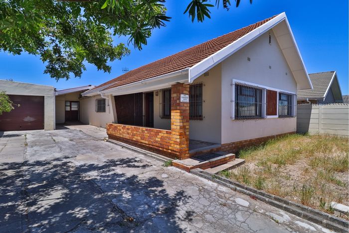 Glenlilly House For Sale: 4 bedrooms, flatlet, garage, outdoor braai area.