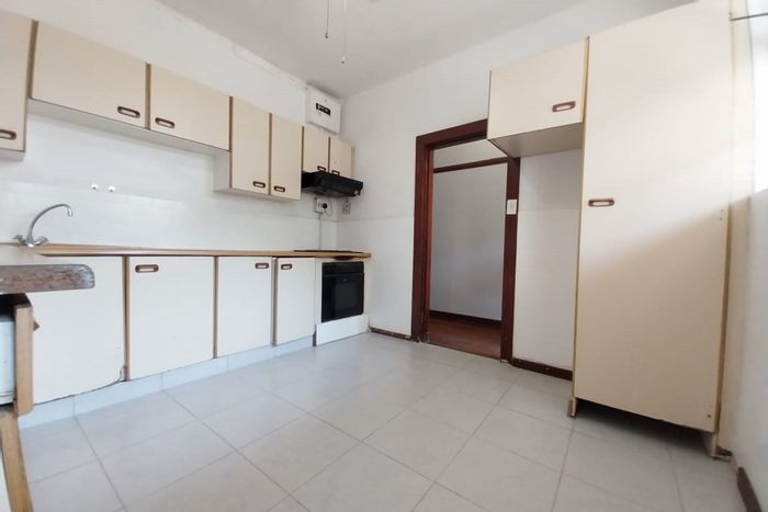 Umbilo Apartment To Rent: 2 beds, security system, garage, near transport and schools.