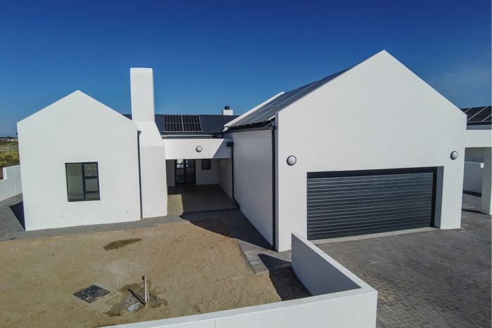 House for Sale in Velddrif Central: 3 bedrooms, en-suite, high-end finishes.