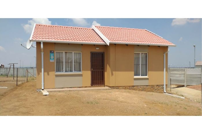Cozy 2-bedroom house in Savanna City, For Sale with parking and outdoor space.