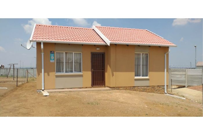 House for Sale in Savanna City: Two bedrooms, parking, spacious lot, investment potential.