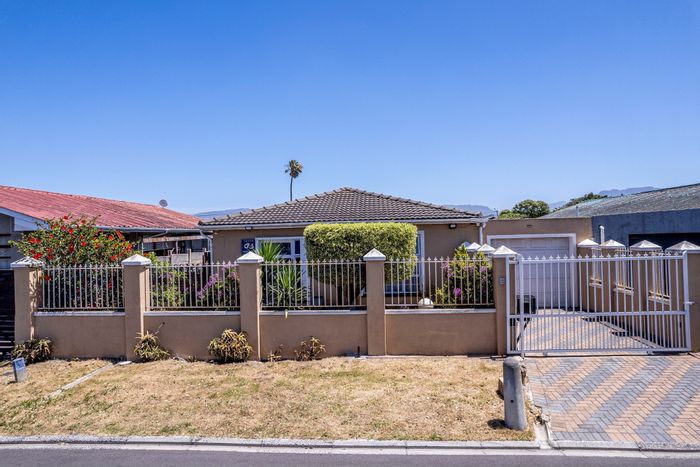 For Sale: Family House in Grassy Park with 4 Bedrooms, Solar Panels, and Security.