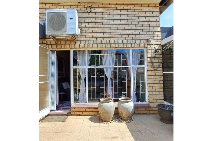 3-Bedroom Townhouse in Parys Central For Sale, no levies, secure area, spacious lapa.