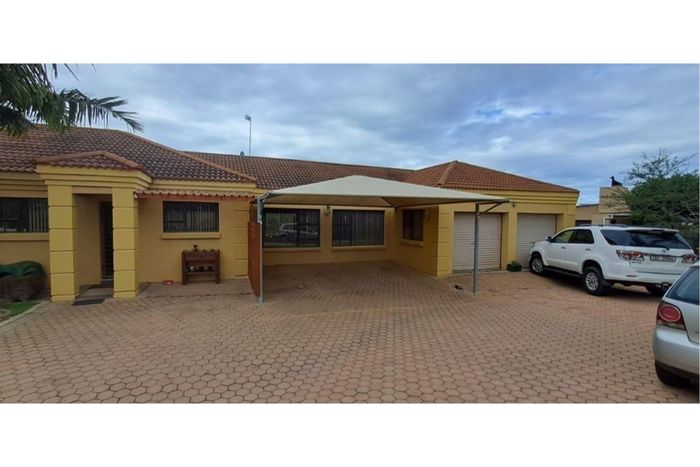 House for Sale in Menkenkop: 4 bedrooms, music room, double garage, scenic views.