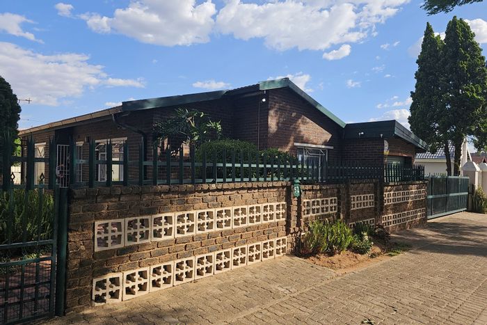 Riverlea House For Sale: 3 Bedrooms, Garden, Paved Yard, Ideal Family Retreat.