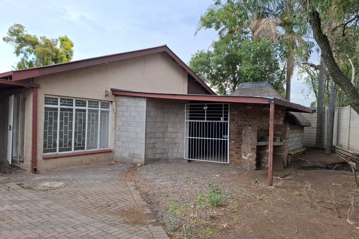 Booysens House For Sale: 4 beds, secure parking, renovation potential, near schools.