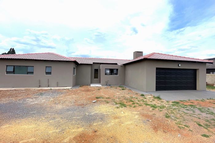 For Sale: House in Henley On Klip with 3 beds, double garage, and study nook.
