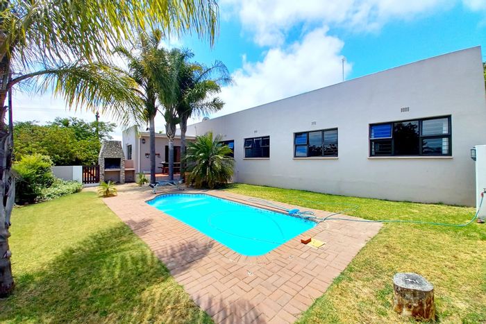 Hopefield Central House For Sale: 3 beds, indoor/outdoor braai, pool, study.