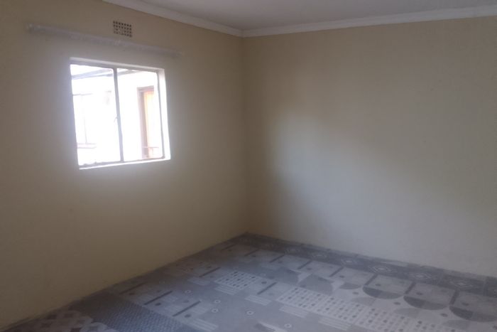 Spacious bachelor apartment for rent in Norkem Park, secure yard, shared bathroom.