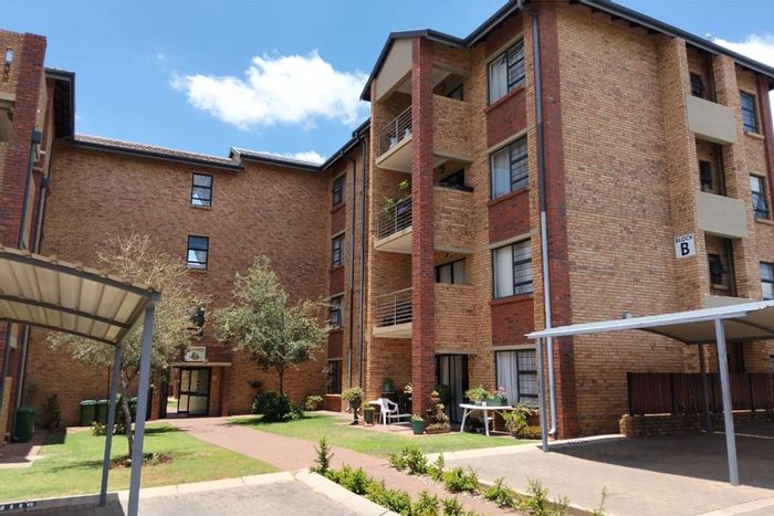 Bronberg Apartment For Sale: 1 Bed, en-suite, pool, nursing care, close to amenities.