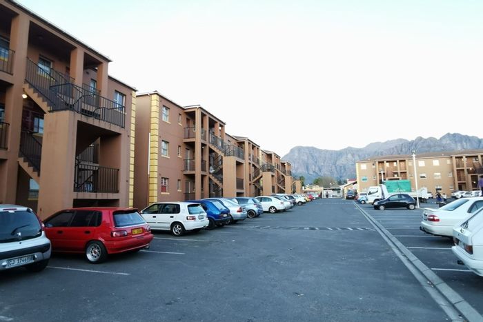 Klein Nederburg Apartment For Sale: 2 Bedrooms, Balcony, Secure Parking, Close to Amenities.