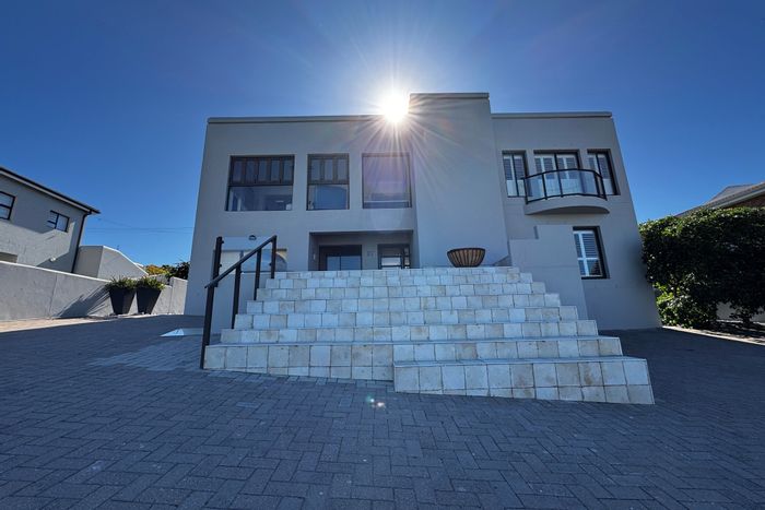 Yzerfontein Central House For Sale: 3 beds, beach access, ample parking, pet-friendly.