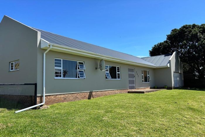 Cintsa East House For Sale: 3 bedrooms, open-plan living, ocean views, secure garage.