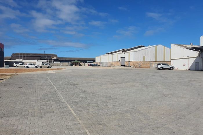 2041m2 Industrial Warehouse to Rent in Deal Party, 24hr security, office space.