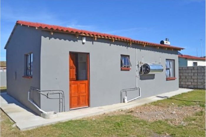 Kwazakhele House For Sale: 2 Bedrooms, secure boundary wall, built-in cupboards.