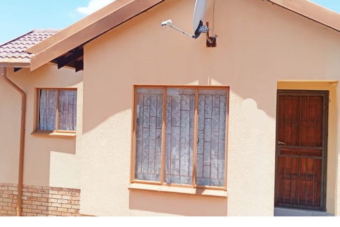 House for Sale in Tlhabane West: 3 Bedrooms, Water Tank, Covered Parking.