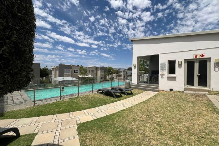 Fourways Apartment To Rent: 2-bed, gym, pool, steam room, balcony access.