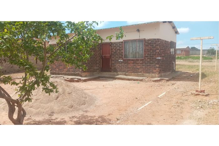 For Sale: House in Polokwane Ext 71, near city, ideal for business or individuals.