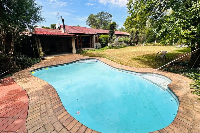 House to Rent in Johannesburg North: Spacious, pool, cottage, generator, pet-friendly.