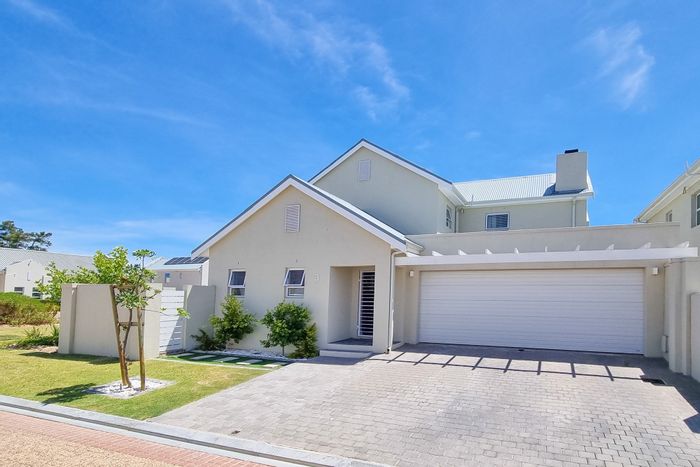 For Sale: House in Langeberg Ridge with 3 bedrooms, braai room, and security.