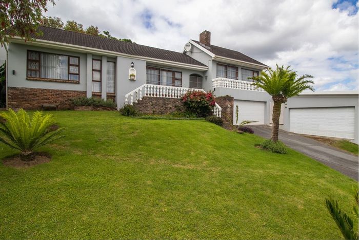 Beacon Bay House For Sale: 3 Bedrooms, 2 Bathrooms, Large Lot, Parking for 4.