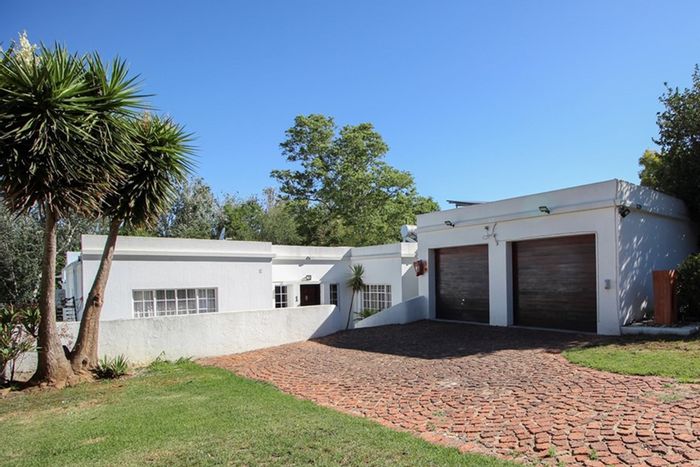 Paulshof House For Sale: Spacious garden, braai area, garage, solar backup, fiber internet.