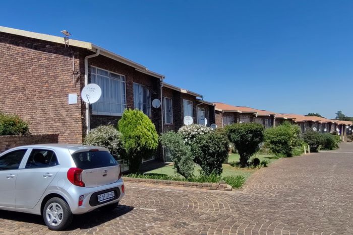 Ground floor apartment for sale in Brackendowns with 24-hour security and sunroom.