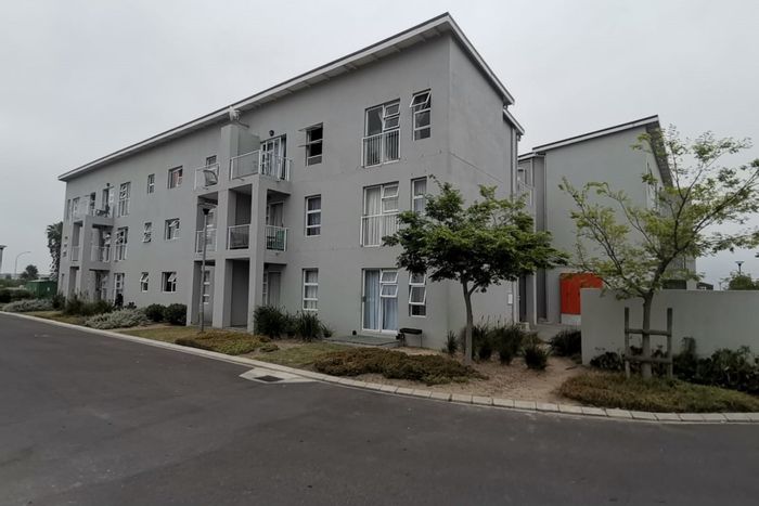 1 Bedroom apartment in Klein Parys, To Rent with secure parking and communal amenities.