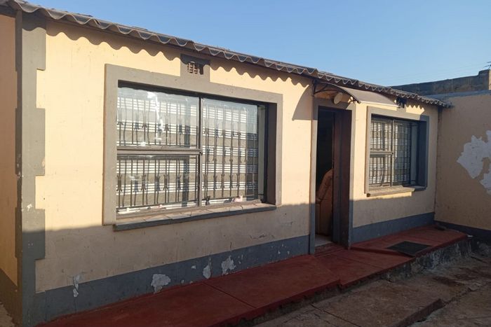 House for sale in Jabulani: 2 bedrooms, rental rooms, secure garage, prime location.