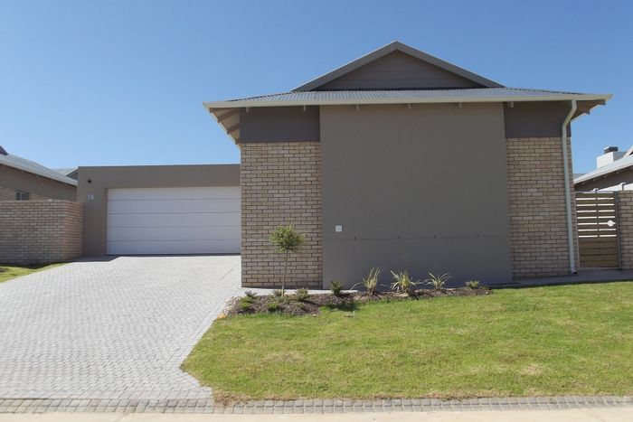 House for Sale in Hansmoeskraal AH: 3 beds, double garage, pet-friendly garden.
