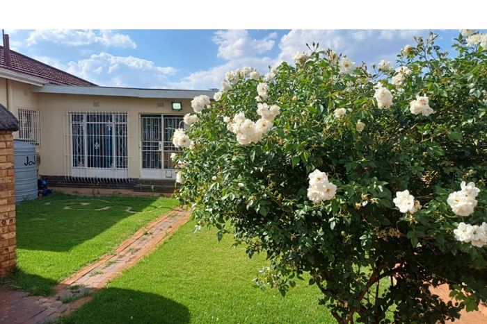 House For Sale in Brakpan Central: 3 beds, security system, spacious garden, garage.