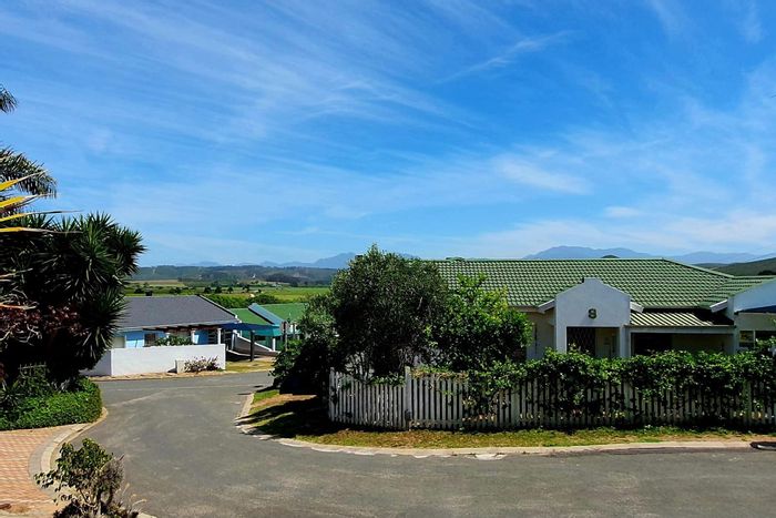 For Sale: House in Fraaiuitsig with garden, braai area, and garage access.