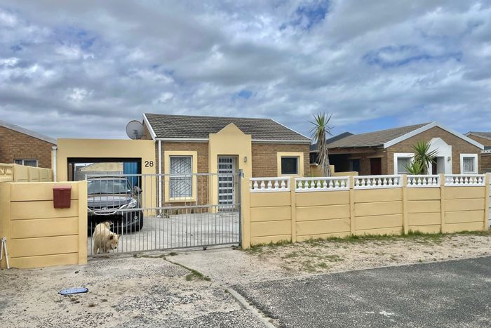 For Sale: Strandfontein House with 2 bedrooms, fitted kitchen, and renovation potential.